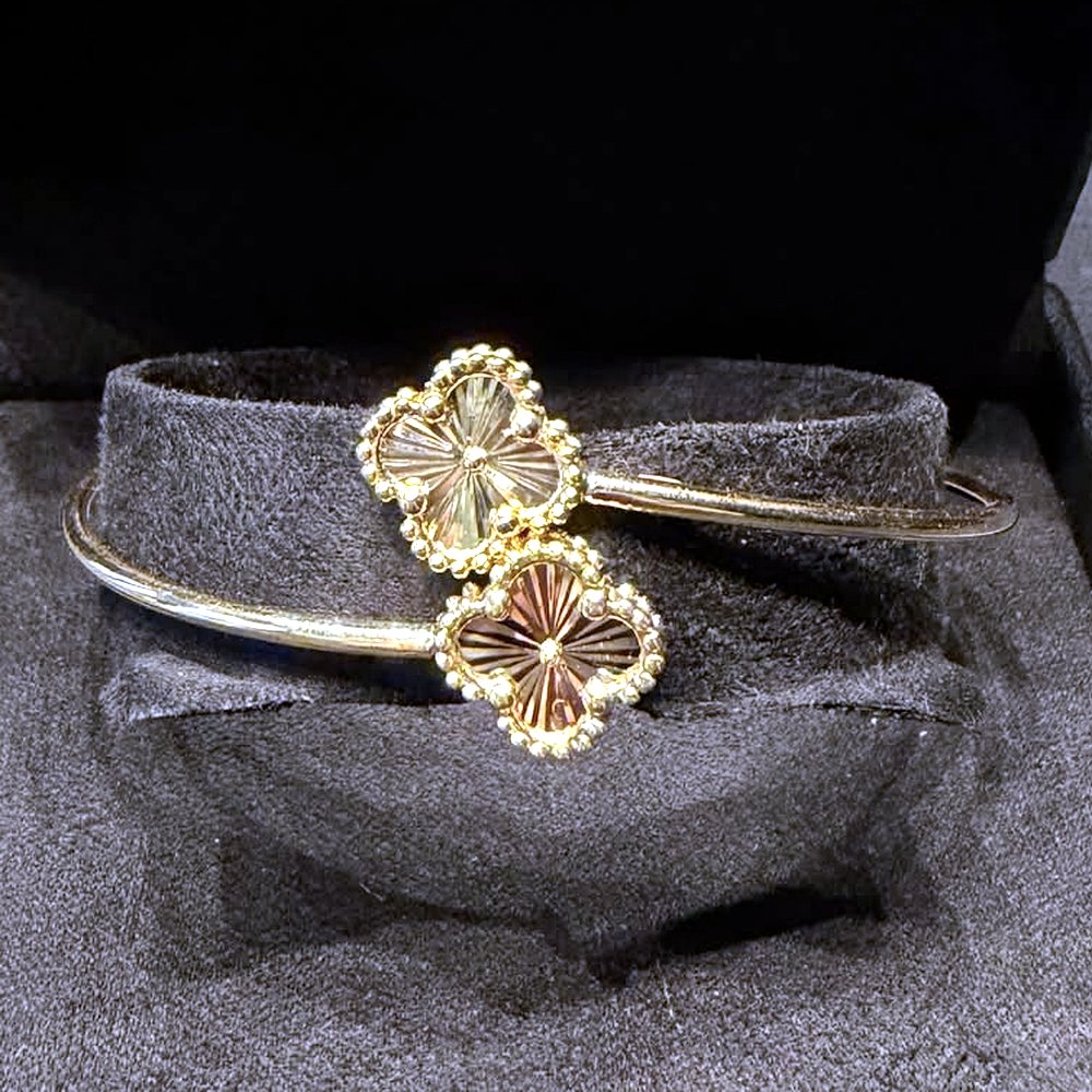 Clover bangle